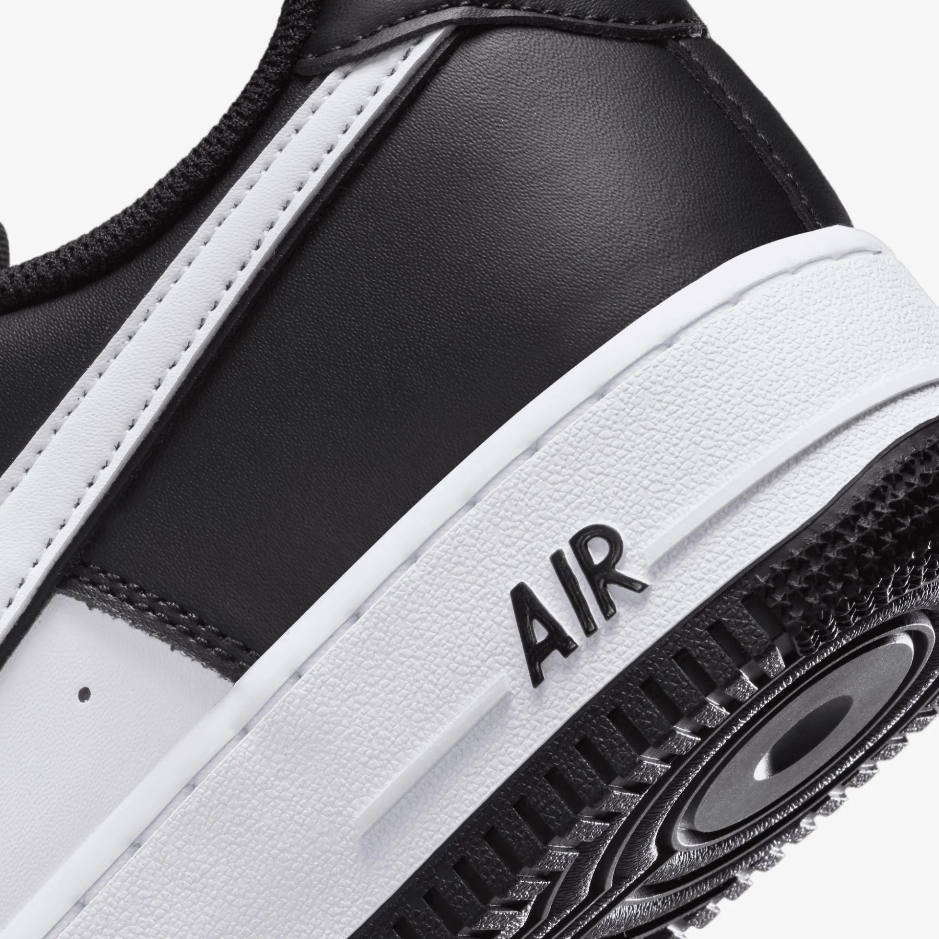 Nike | AIR FORCE 1 '07 { BLACK/WHITE